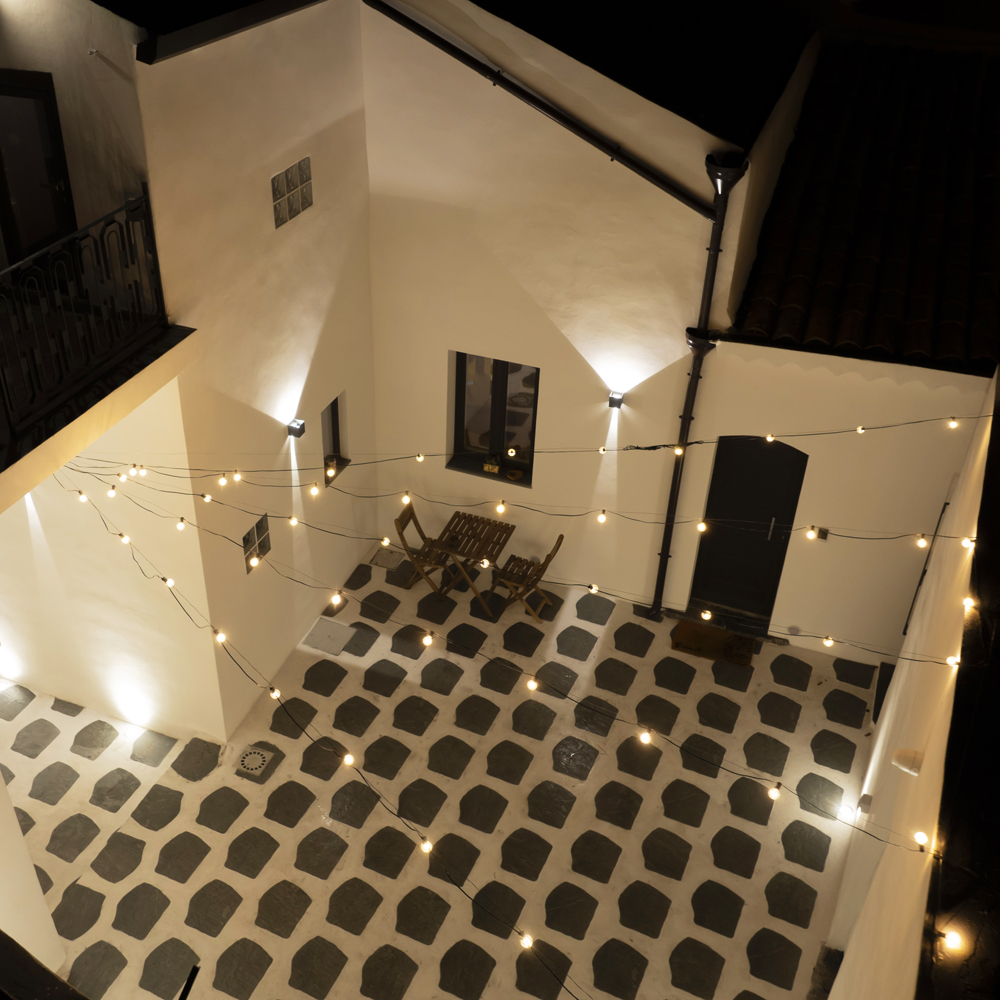 Enveloping atmosphere